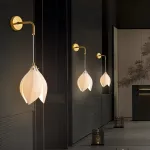 Дизайнерский настенный светильник с подвесным плафоном из нефритового фарфора в форме белого бутона Bud Wall от ImperiumLoft