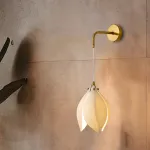 Дизайнерский настенный светильник с подвесным плафоном из нефритового фарфора в форме белого бутона Bud Wall от ImperiumLoft