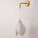 Дизайнерский настенный светильник с подвесным плафоном из нефритового фарфора в форме белого бутона Bud Wall от ImperiumLoft