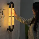 Настенный светильник Sleek Grip A с мраморными плафонами от Vinsa