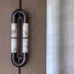 Настенный светильник Sleek Grip A с мраморными плафонами от Vinsa