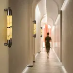 Настенный светильник Sleek Grip A с мраморными плафонами от Vinsa