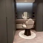 Интерьерное кресло Yulu Shell из вельвета с оригинальной спинкой от LaLume