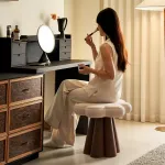 Интерьерный поворотный табурет Yulu Petal A из велюра от LaLume