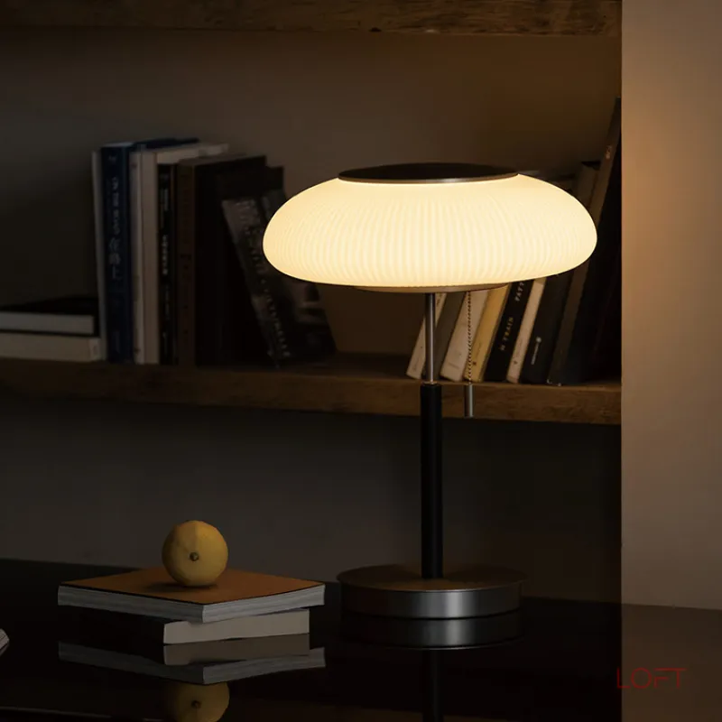 Настольная лампа Vintage Beam White с деревянной ножкой от Vinsa Настольная лампа Vintage Beam White с деревянной ножкой от Vinsa