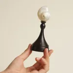 Декоративная настольная лампа Glowshell XS с плафоном из ракушки от Vinsa