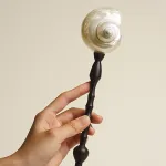 Декоративная настольная лампа Glowshell S с плафоном из ракушки от Vinsa