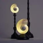 Декоративная настольная лампа Glowshell Mini с плафоном из ракушки от Vinsa