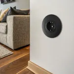 Розетка круглая с заземлением, шторками, рамкой однопостовой Arte Milano SET08-1-40-1 black от ImperiumLoft