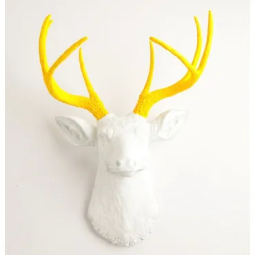 Голова оленя - Белая с желтыми рогами Голова оленя - Белая с желтыми рогами