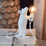 Настольная лампа Mouse Standing White Right с оригинальным оформлением в виде милой мышки от ImperiumLoft