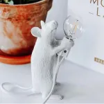 Настольная лампа Mouse Standing White Right с оригинальным оформлением в виде милой мышки от ImperiumLoft