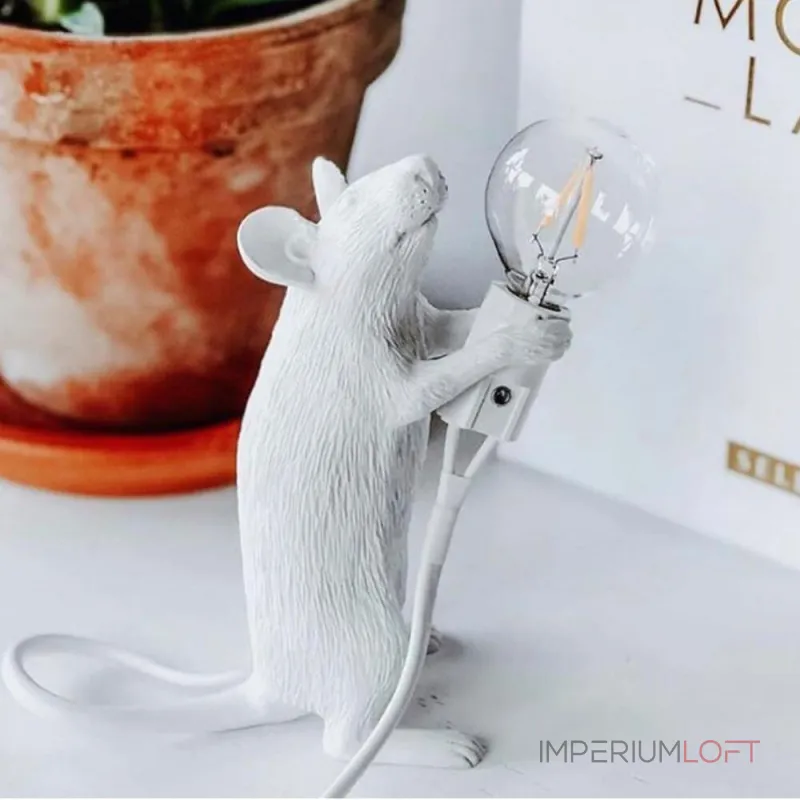Настольная лампа Mouse Standing White Right с оригинальным оформлением в виде милой мышки от ImperiumLoft Настольная лампа Mouse Standing White Right с оригинальным оформлением в виде милой мышки от ImperiumLoft