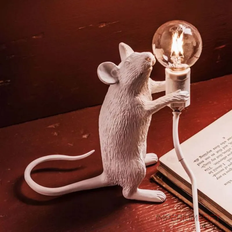 Настольная лампа Mouse Standing White Left с оригинальным оформлением в виде милой мышки от ImperiumLoft Настольная лампа Mouse Standing White Left с оригинальным оформлением в виде милой мышки от ImperiumLoft