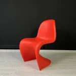 Стул Panton Red изогнутой формы от LaLume