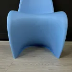 Стул Panton Blue изогнутой формы от LaLume 