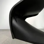 Стул Panton Black изогнутой формы от LaLume 