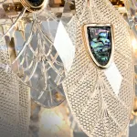 Серия люстр из хрустальных подвесок с разной фактурой в виде стилизованных листьев и вставками из перламутра на кольцевом каркасе RAIMON D60 от ImperiumLoft