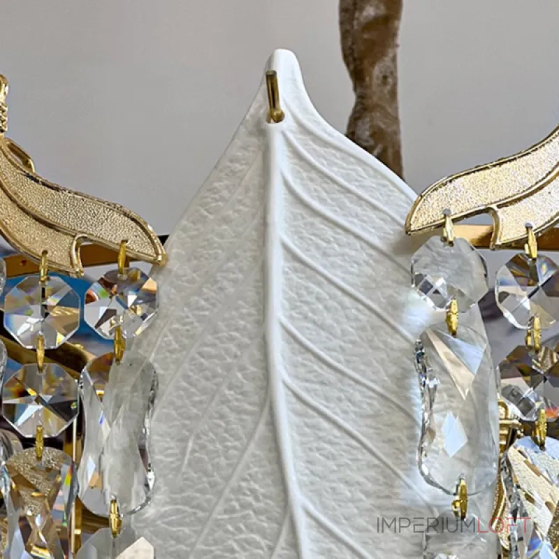 Серия люстр с многоярусным абажуром из подвесок в виде листьев из стекла и декором из хрустальных бусин разной формы VIRGILIO от ImperiumLoft