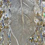 Серия люстр с многоярусным абажуром из подвесок в виде листьев из стекла и декором из хрустальных бусин разной формы VIRGILIO от ImperiumLoft