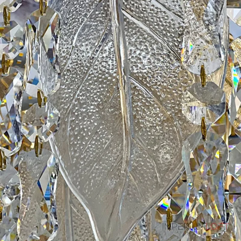 Серия люстр с многоярусным абажуром из подвесок в виде листьев из стекла и декором из хрустальных бусин разной формы VIRGILIO от ImperiumLoft