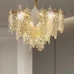 Серия люстр с многоярусным абажуром из подвесок в виде листьев из стекла и декором из хрустальных бусин разной формы VIRGILIO от ImperiumLoft