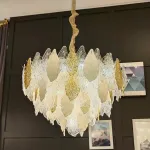 Серия люстр с многоярусным абажуром из подвесок в виде листьев из стекла, металла и керамики OLEANDER от ImperiumLoft