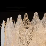 Серия люстр с многоярусным абажуром из подвесок в виде листьев из стекла, металла и керамики OLEANDER от ImperiumLoft