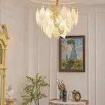 Серия люстр с многоярусным абажуром из подвесок в виде листьев из стекла, металла и керамики OLEANDER от ImperiumLoft