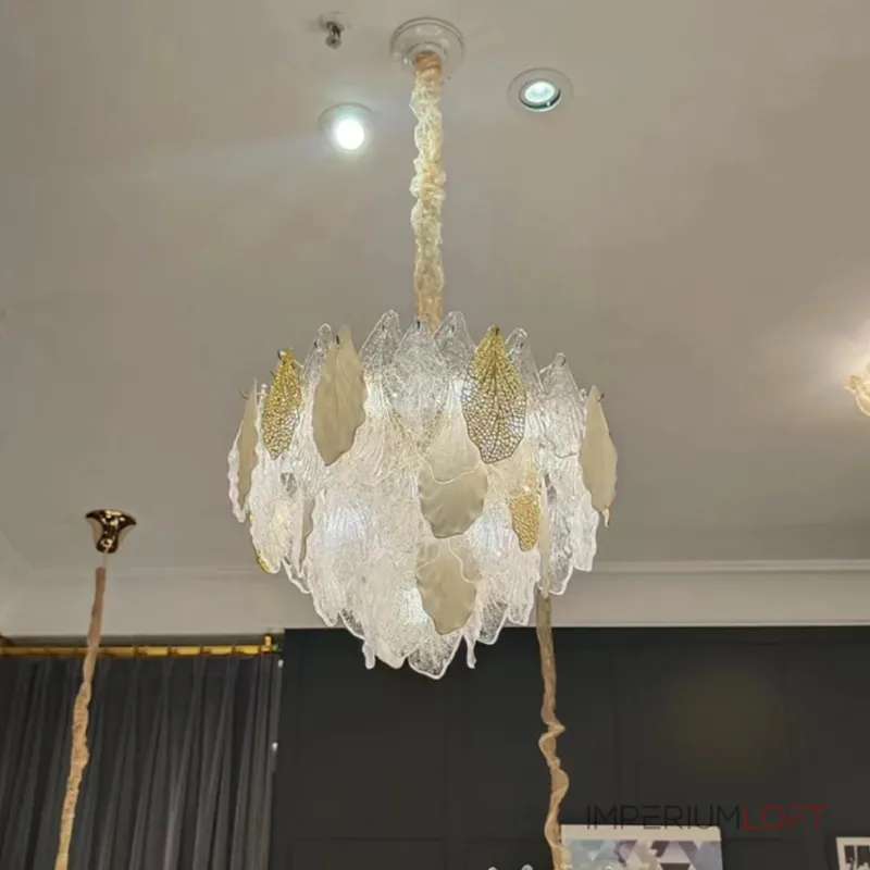 Серия люстр с многоярусным абажуром из подвесок в виде листьев из стекла, металла и керамики OLEANDER от ImperiumLoft