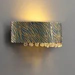 Настенный светильник с декором из хрустальных ограненных подвесок на латунном ободе с рельефным «хищным» узором Бра TIGER WALL S от ImperiumLoft