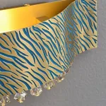 Настенный светильник с декором из хрустальных ограненных подвесок на латунном ободе с рельефным «хищным» узором Бра TIGER WALL S от ImperiumLoft