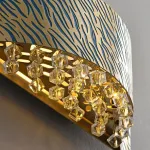 Настенный светильник с декором из хрустальных ограненных подвесок на латунном ободе с рельефным «хищным» узором Бра TIGER WALL S от ImperiumLoft