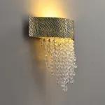 Настенный светильник с декором из хрустальных ограненных подвесок на латунном ободе с рельефным «хищным» узором Бра TIGER WALL L от ImperiumLoft