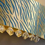 Настенный светильник с декором из хрустальных ограненных подвесок на латунном ободе с рельефным «хищным» узором Бра TIGER WALL L от ImperiumLoft