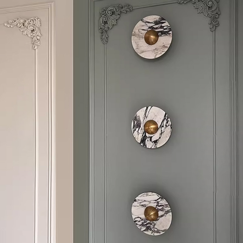 Светодиодный настенный светильник с дисковидным рассеивателем из цветного мрамора с контрастной текстурой Бра TERKEL RED L от ImperiumLoft