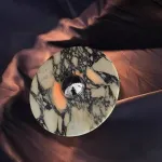 Светодиодный настенный светильник с дисковидным рассеивателем из цветного мрамора с контрастной текстурой Бра TERKEL BLACK L от ImperiumLoft