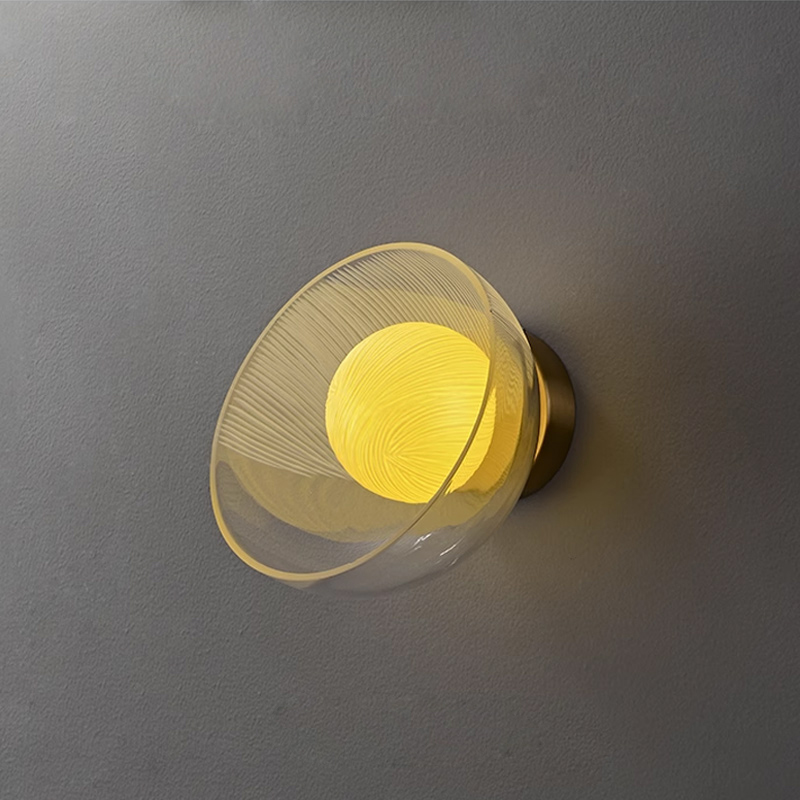 Настенный cветильник с кремово-желтыми шарообразными плафонами внутри стеклянных купольных рассеивателей разной фактуры ROMANUS WALL S от ImperiumLoft