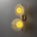 Настенный cветильник с кремово-желтыми шарообразными плафонами внутри стеклянных купольных рассеивателей разной фактуры ROMANUS WALL M от ImperiumLoft