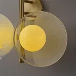 Настенный cветильник с кремово-желтыми шарообразными плафонами внутри стеклянных купольных рассеивателей разной фактуры ROMANUS WALL M от ImperiumLoft