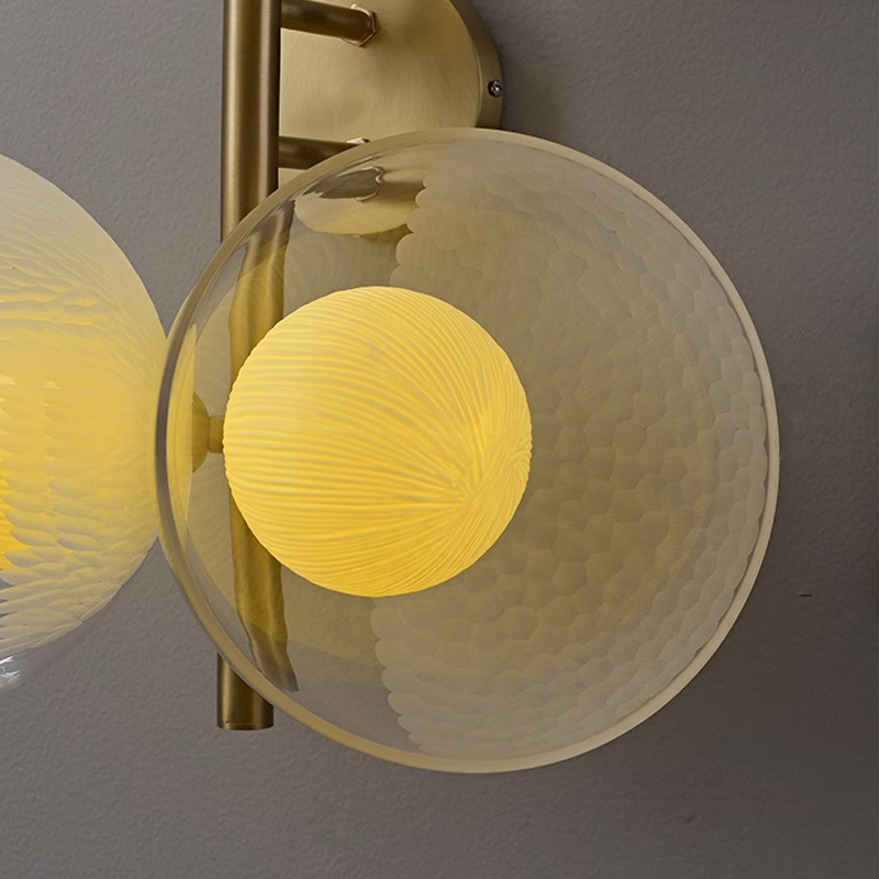 Настенный cветильник с кремово-желтыми шарообразными плафонами внутри стеклянных купольных рассеивателей разной фактуры ROMANUS WALL M от ImperiumLoft
