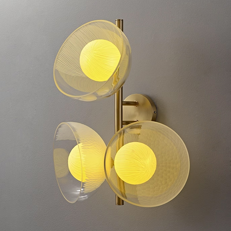 Настенный cветильник с кремово-желтыми шарообразными плафонами внутри стеклянных купольных рассеивателей разной фактуры ROMANUS WALL L от ImperiumLoft