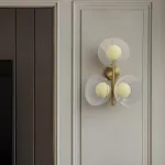 Настенный cветильник с кремово-желтыми шарообразными плафонами внутри стеклянных купольных рассеивателей разной фактуры ROMANUS WALL L от ImperiumLoft