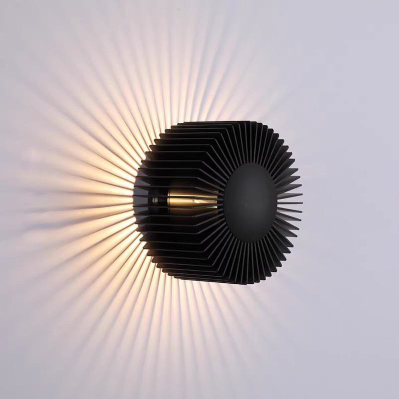 Настенный светодиодный cветильник в виде цилиндра с радиально расположенными пластинами SMED BLACK 5000 от ImperiumLoft