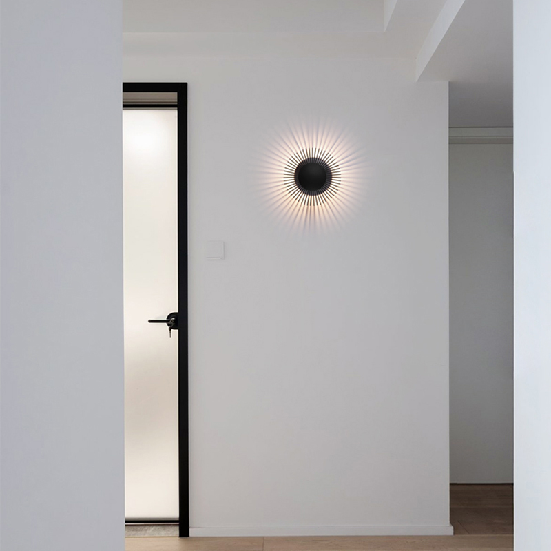 Настенный светодиодный cветильник в виде цилиндра с радиально расположенными пластинами SMED BLACK 4000 от ImperiumLoft