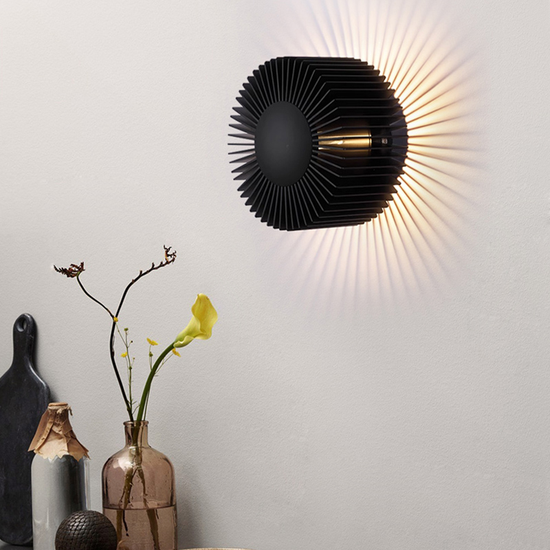 Настенный светодиодный cветильник в виде цилиндра с радиально расположенными пластинами SMED GOLD 5000 от ImperiumLoft