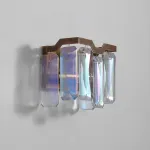 Настенный светильник с абажуром из ограненных хрустальных пластин с эффектом красочных переливов DORIS WALL от ImperiumLoft