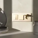 Розетка влагозащитная с защитной крышкой и шторкамиWerkel a069581 от ImperiumLoft